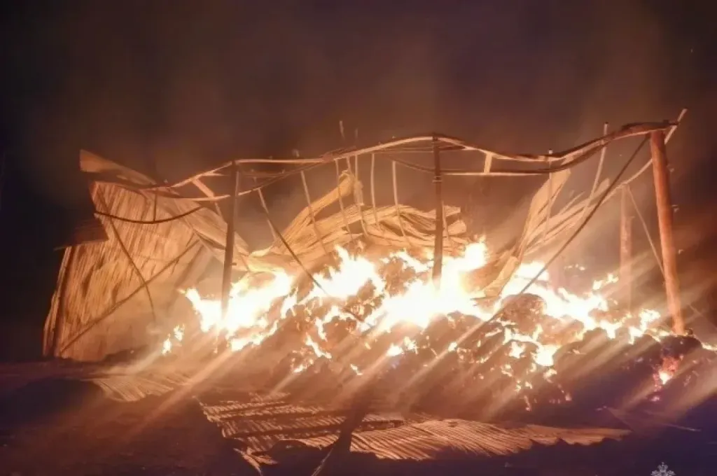 В Балезинском районе сгорел склад с 250 тоннами сена