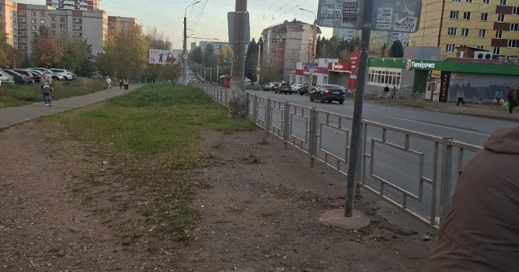 В Ижевске нашли причину запаха канализации у магазинов на улице Петрова