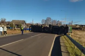 Опрокинувшийся лесовоз перекрыл трассу Р-243 в Игринском районе