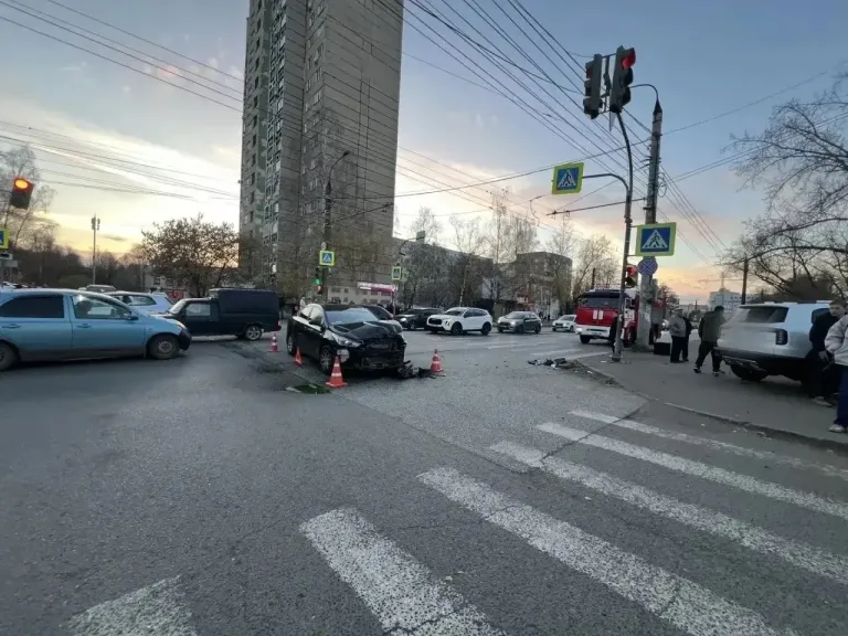 В Ижевске после ДТП иномарка сбила трёх пешеходов на тротуаре